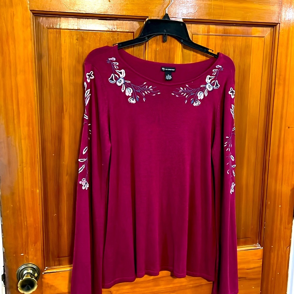 Sweater Crew Neck embroidered flowers purple  size Medium